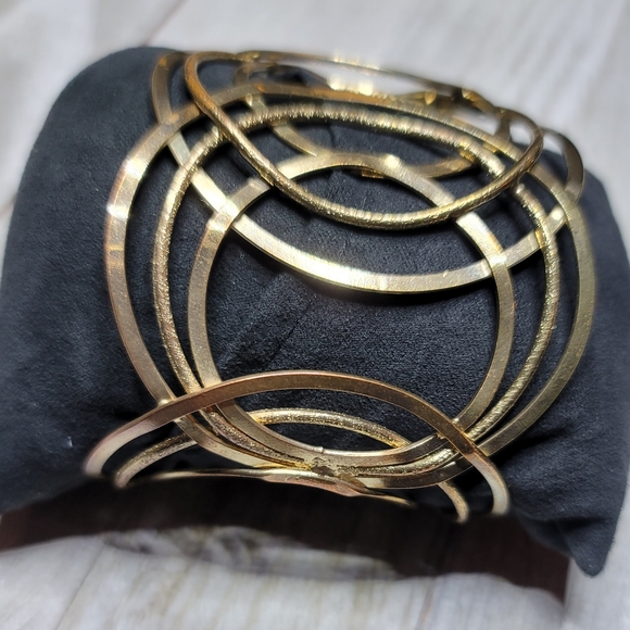 Gold geometric circle gold cuff bracelet - Picture 6 of 6